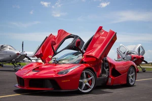 Siêu xe Ferrari LaFerrari là món đồ chơi của 2 ngôi sao Premier League