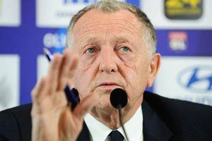 Chủ tịch Lyon là Jean-Michel Aulas kêu gọi tổ chức tiếp Ligue 1