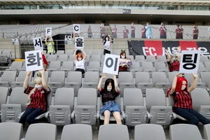 Những mannequin trên khán đài đang gây họa cho FC Seoul.