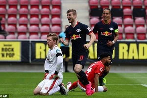 Timo Werner (giữa) ăn mừng bàn thắng