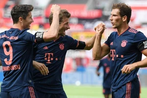 Các cầu thủ Bayern ăn mừng bàn thắng