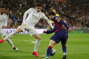 Real đòi đá trước, trong lúc Barca lại muốn đá sau