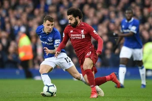 Mo Salah đi bóng trước hàng thủ Everton