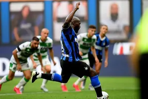 Romelu Lukaku sút thắng quả 11m cho Inter Milan trong trận hòa Sassuolo 3-3