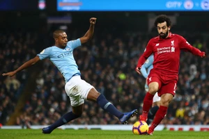 Fernandinho (Man City) cản phá Mo Salah (Liverpool)