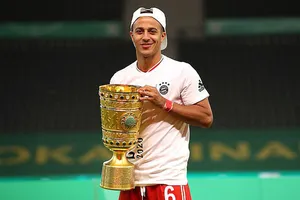 Thiago với chiếc Cúp Quốc gia Đức