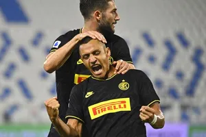 Alexis Sanchez tỏa sáng