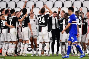 Các cầu thủ Juve ăn mừng chiến thắng