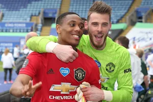 Anthony Martial và De Gea mừng thằng lợi