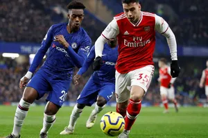 Martinelli đi bóng qua Hudson-Odoi (Chelsea)