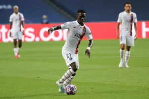 Chấn thương của tiền vệ Idrissa Gueye làm PSG lo lắng