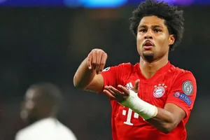 Serge Gnarby tỏa sáng như một siêu sao