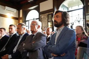 Andrea Pirlo (phải) đã sớm có cơ hội thành danh trên cương vị mới