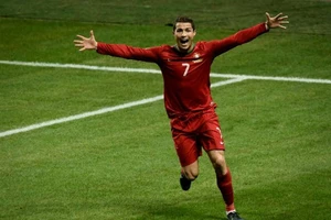 Cristiano Ronaldo ăn mừng bàn thắng