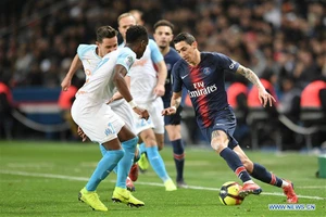 Di Maria đi bóng trước hàng thủ Marseille.