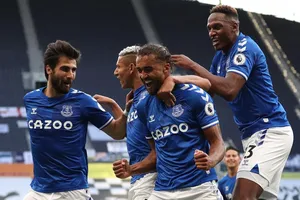 Everton mừng chiến thắng trên sân Tottenham