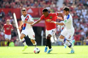 Anthony Martial đi bóng qua hậu vệ Palace