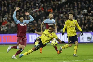 Aubameyang ghi bàn trong trận gặp West Ham.