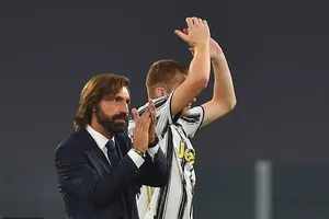 HLV Andrea Pirlo mừng chiến thắng đầu tay