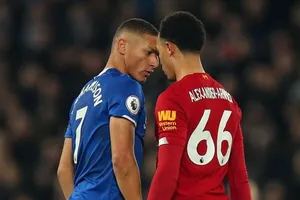 Richarlison (Everton) và Alexandre-Arnold (Liverpool)