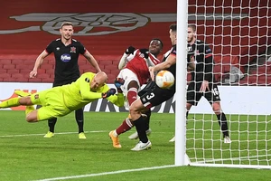 Arsenal đè bẹp Dundalk 3-0