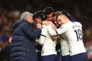 HLV Jose Mourinho cũng ăn mừng thắng lợi cùng các học trò