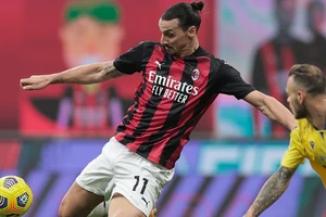 Zlatan Ibrahimovic sút bóng trước khung thành Verona