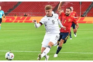 Timo Werner sút bóng trước khung thành Tây Ban Nha