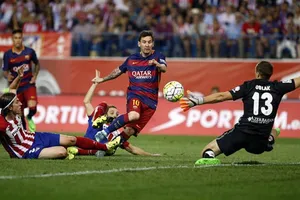 Jan Oblak cản phá cú sút của Messi