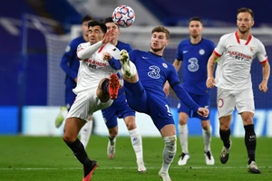 Timo Werner tranh bóng với hậu vệ Sevilla