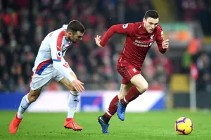 Andy Robertson với những sải chân thoăn thoắt ở cánh trái.