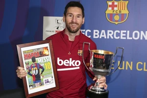 Messi với chiếc cúp Pichini thứ 7