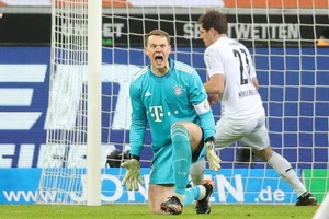 Thủ môn Manuel Neuer phải vào lưới nhặt bóng đến 3 lần