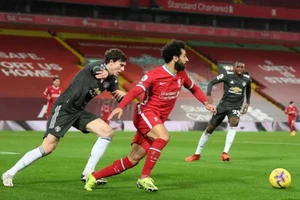 Mo Salah đi bóng trước Linderlof