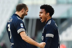 Chiellini và McKennie ăn mừng chiến thắng