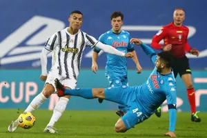 Ronaldo trong trận đấu với Napoli