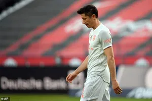 Tiền đạo Robert Lewandowski gỡ lại 1 bàn cho Bayern