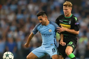 Ilkay Gundogan (trái, Manchester City) tranh bóng với Nico Elved (Borussia Mönchengladbach)