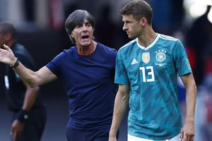 HLV Joachim Loew và Thomas Muller ở tuyển Đức