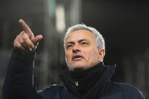 Jose Mourinho chỉ nhìn lên trong trận derby London thứ 203