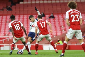 Cú sút vắt chân tuyệt diệu của Erik Lamela