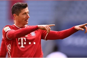 Robert Lewandowski ăn mừng bàn thắng