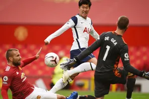 Son Heung-min ghi cú đúp trong chiến thắng tưng bừng ở Old Trafford