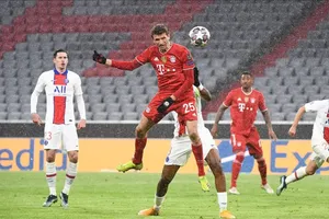 Thomas Mueller và đồng đội cần thắng 2-0 ở Paris