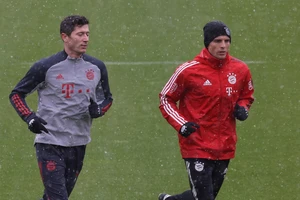 Robert Lewandowski chạy nhẹ cùng HLV thể lực Simon Martinello