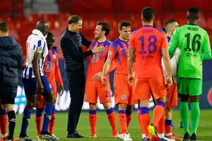 Thomas Tuchel ăn mừng chiến thắng lượt đi cùng các học trò