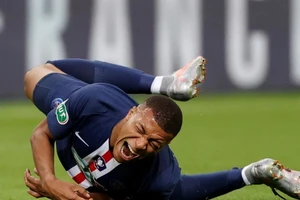 Kylian Mbappe theo đội sang Anh, nhưng không xỏ giày ra tập làm quen sân Etihad