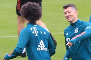 Robert Lewandowski (phải) chỉ còn cách kỷ lục 4 bàn thắng