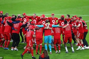 Bayern ăn mừng danh hiệu thứ 9