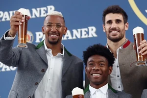 David Alaba, Jerome Boateng (trái) và Javi Martinez (phải)